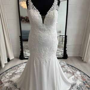 NEVER WORN Elegant Ivory Lace Wedding Dress